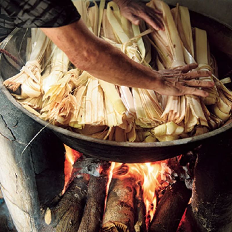 Ngâm và luộc bẹ chuối