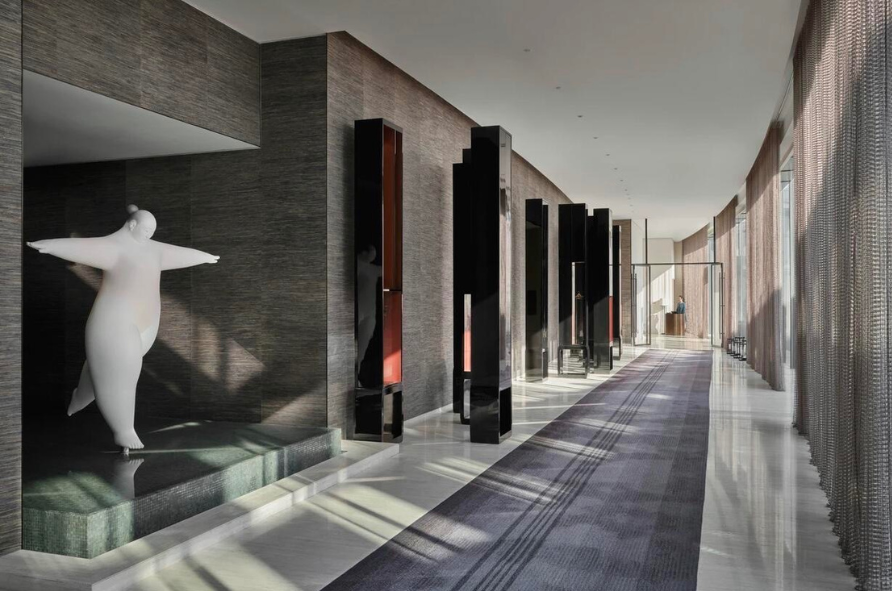 Giấy dán tường sợi tự nhiên ở hành lang resort